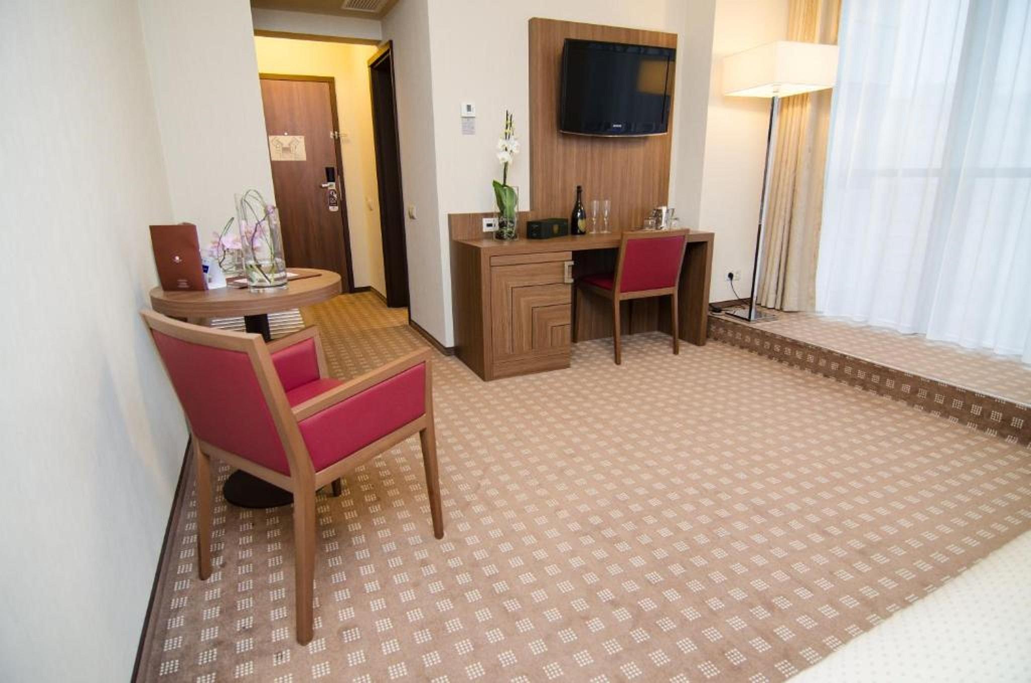 Central Plaza Hotel Piatra Neamţ エクステリア 写真